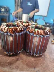 Dos estatores en proceso de rebobinado