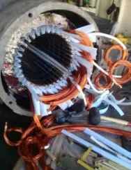 Estator con bobinado y herramientas de trabajo