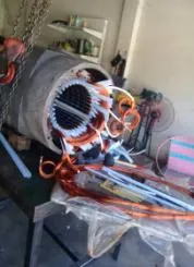 Estator en reparación dentro del taller